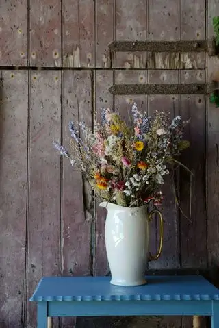 Flores secas en una jarra vintage.