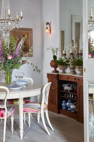 Comedor tradicional con muebles antiguos de Lesley Blackford Antiques