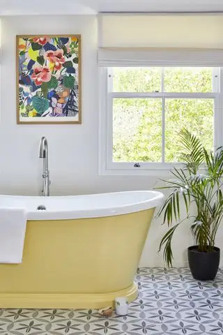 Žlutá vana od BC designů v bílé koupelně