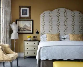 una alegre habitación de hotel de color amarillo diseñada por el estudio de diseño kit kemp para hoteles firmdale