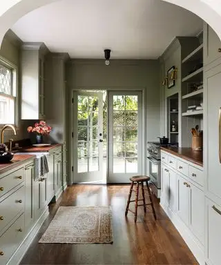Ideas de cocina de galera con piso de madera y verde salvia