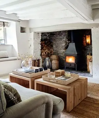 Salón blanco con chimenea rústica