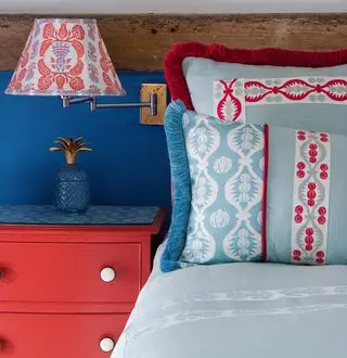 Cómo mezclar estampados: telas en una cama