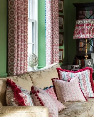Un salón con estampado en el papel pintado: cómo mezclar estampados