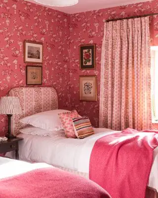 Un dormitorio con estampado en el papel pintado: cómo mezclar estampados