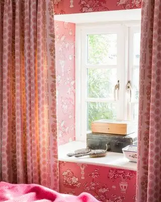 Un dormitorio con estampado en el papel pintado: cómo mezclar estampados