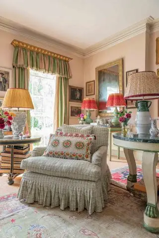 salón de casa de campo con silla con funda