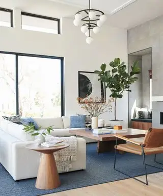 Skandinávský obývací pokoj s vlivem Boho