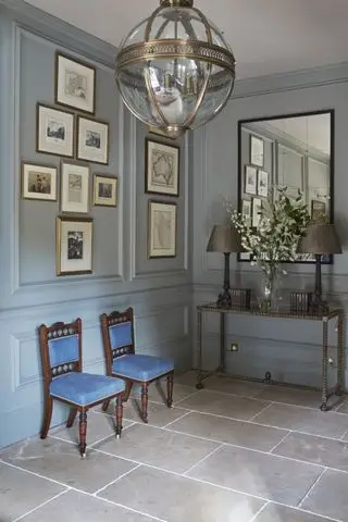 Hallway af Sims Hilditch i blåt