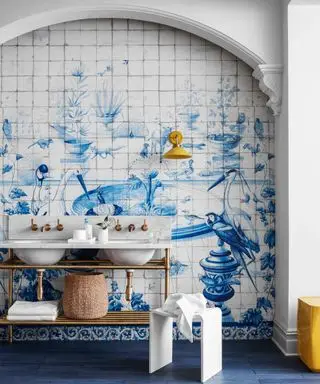 vægmaleri med klassisk portugisisk fliseeffektdesign og dobbelt håndvask