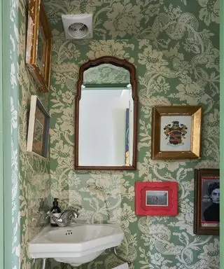Cuarto de baño pequeño con papel tapiz floral verde de Farrow y Ball con techo empapelado