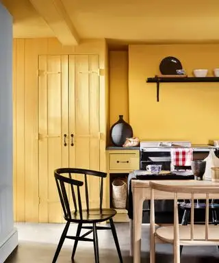 cocina empapada de color amarillo