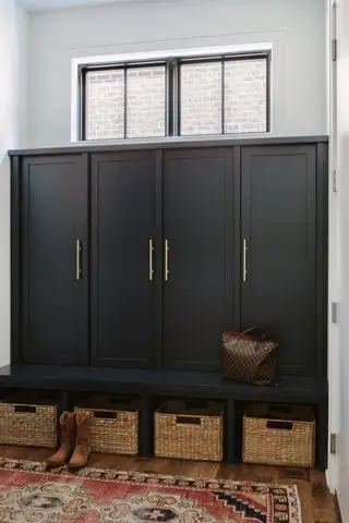 hlinená izba na mieru s maľovanými dverami a košmi pod nimi