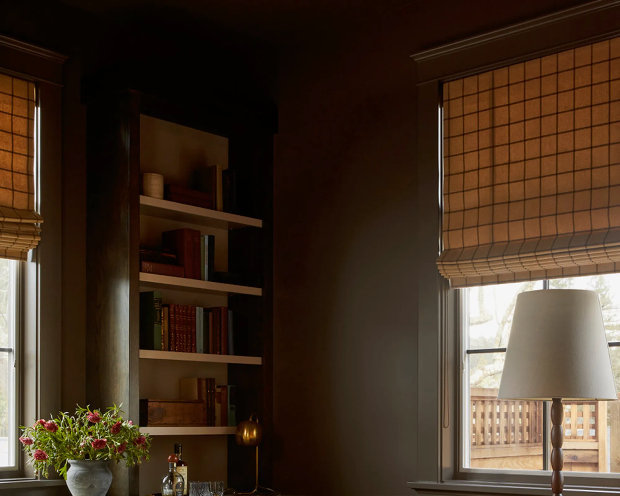 hnedá obývačka s hnedým stropom' loading='lazy' title=