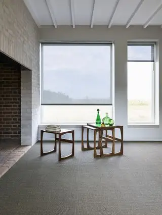 sala de estar moderna e neutra com cortina de enrolar na janela