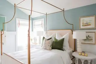 quarto azul com persianas para cama com dossel