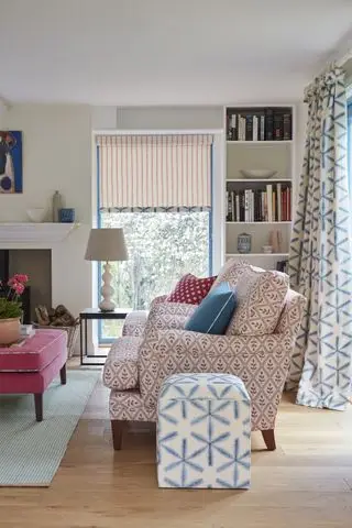 sala de estar com cortinas decorativas e sofá