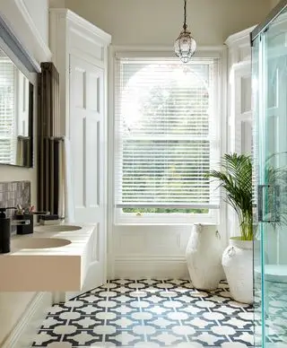 Blinds2Go Metropolitan Snow and Perchment veneziana de madeira