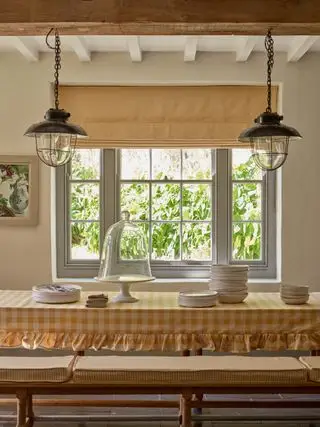 área de jantar com luzes pedantes de toalha de mesa de algodão e persiana amarela
