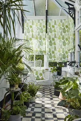jardim de inverno envidraçado com persianas botânicas e muitas plantas