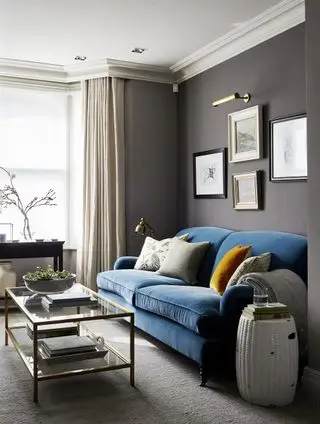 persianas voile combinadas com cortinas na sala cinza com sofá azul e parede de galeria
