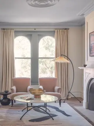 Nautral stue med lange beige gardiner