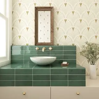 encimera de azulejos verdes con lavabo independiente y papel tapiz art deco