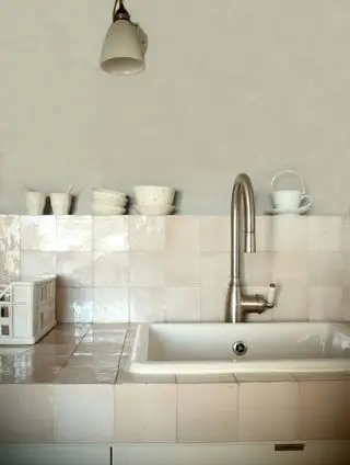 Una encimera alicatada con azulejos zellige de Mosaic Factory