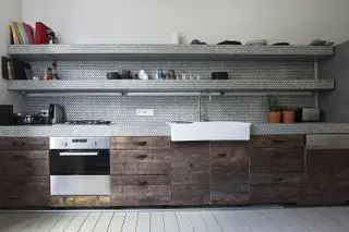 Azulejos de mosaico en una encimera de cocina
