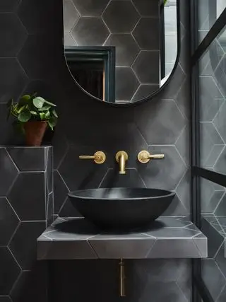 estante de baño con azulejos