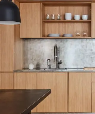 Eine minimalistische holzgetäfelte Küche