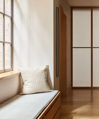 Ein minimalistischer Fensterplatz im Japandi-Stil