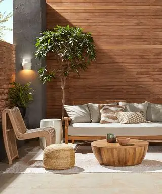 Eine Aufstellung von Gartenmöbeln vor einer getäfelten Holzwand