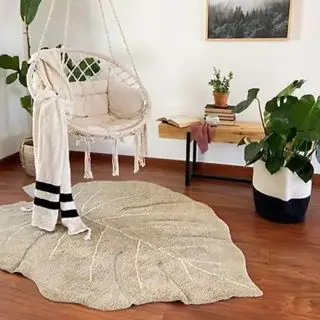 Ein blattförmiger Teppich in einem neutralen Wohnzimmer