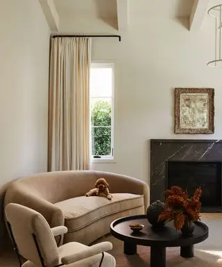 Ein gemütliches Wohnzimmer in neutralen Farbtönen