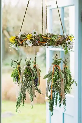 Hengende utstilling av tørkede blomster