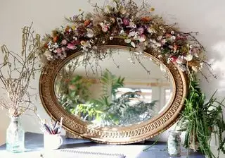 Tørkede blomster over et speil