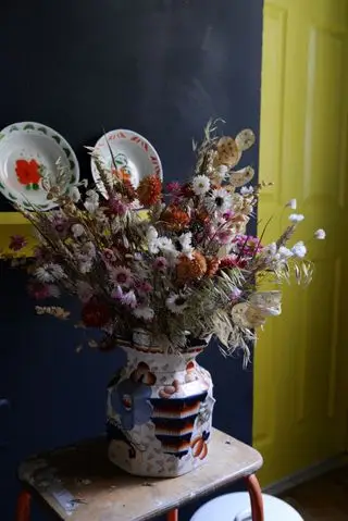 Dot & Dandelion tørket blomsteroppsats i en vintage kanne