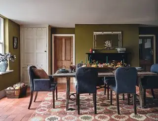 Evlet-Esszimmerstühle in einem grünen Esszimmer von Oka