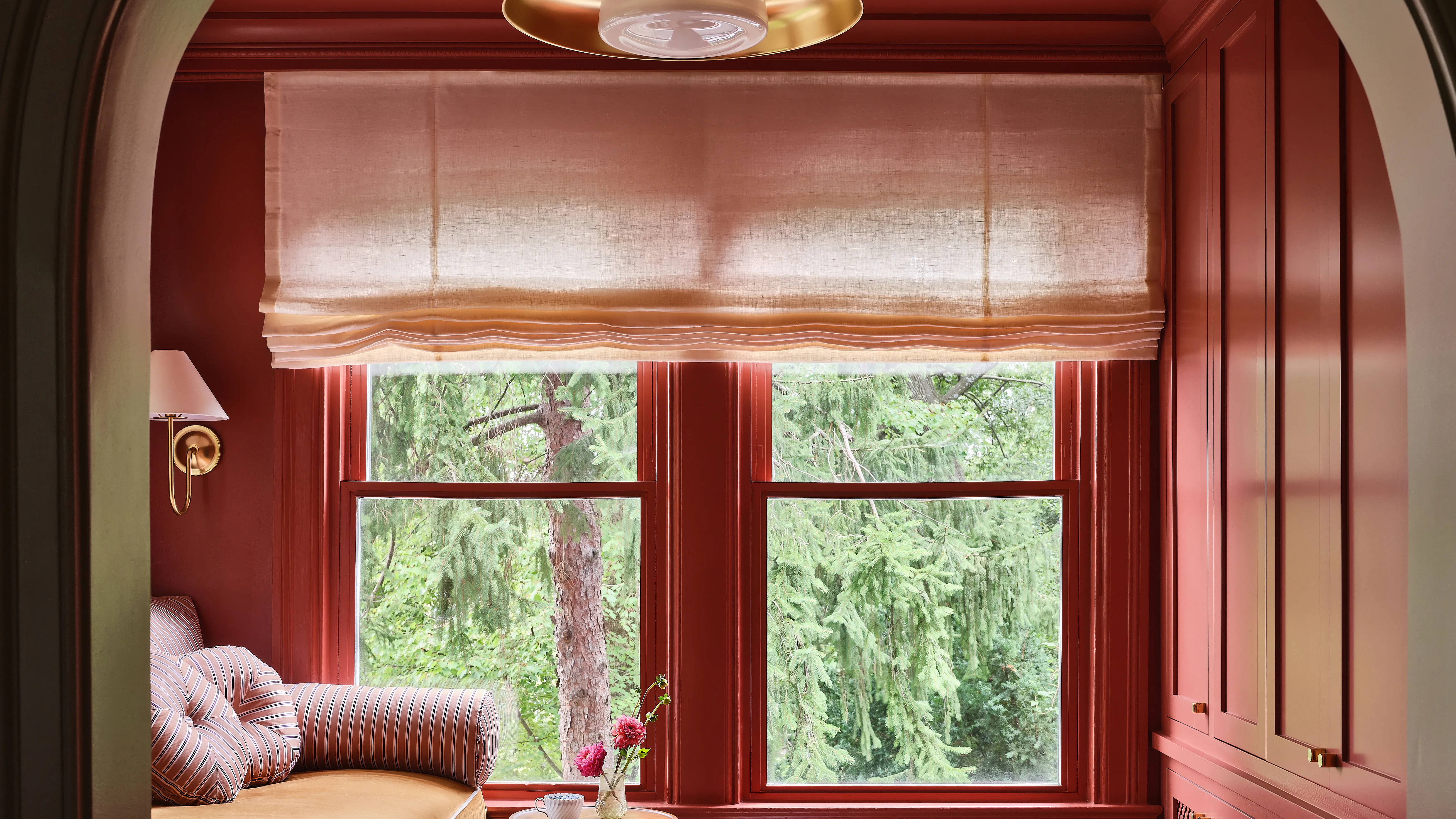 camarim rosa com grande persiana romana em uma janela' loading='lazy' title=