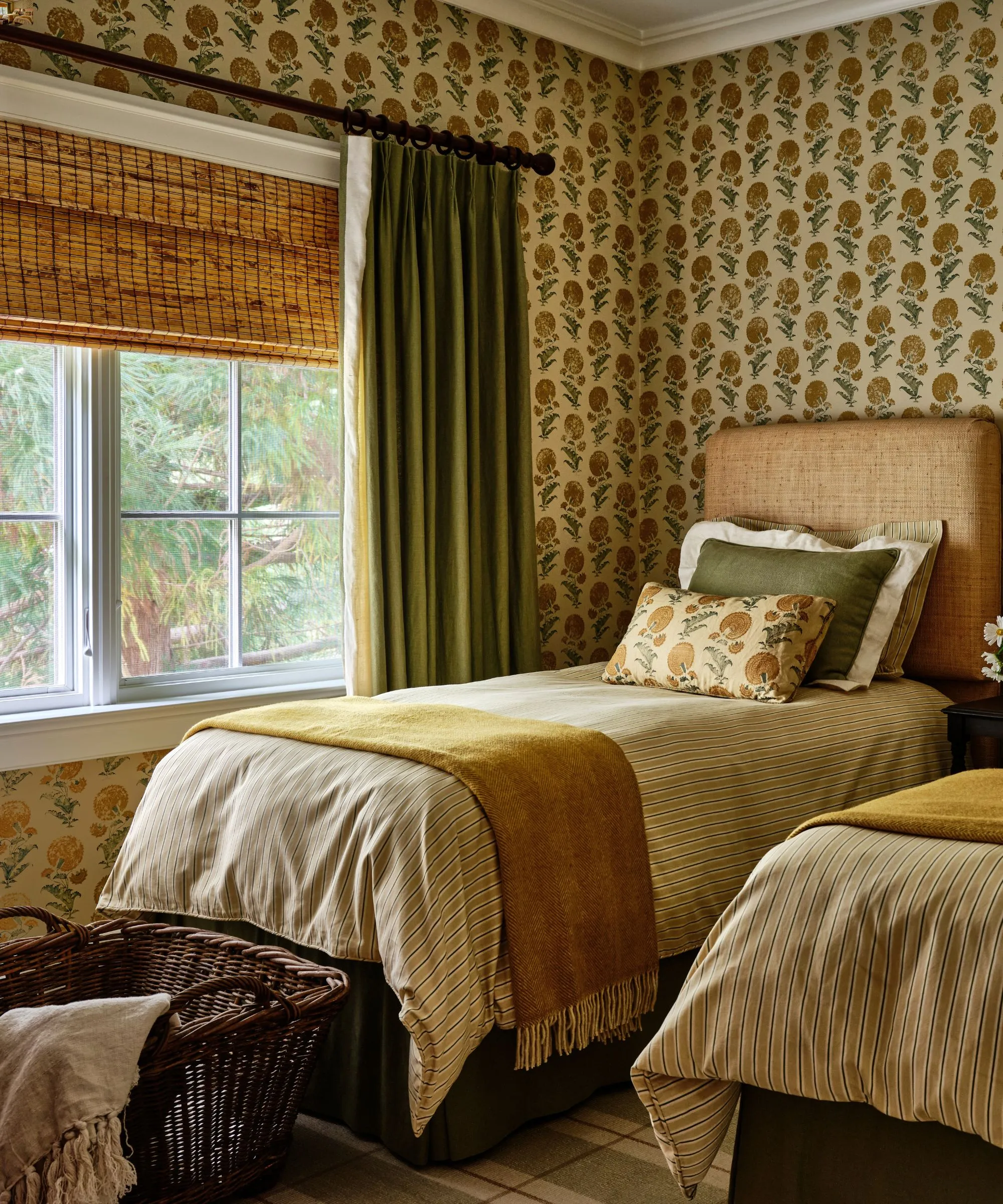 quarto duplo floral amarelo com acessórios de vime' loading='lazy' title=