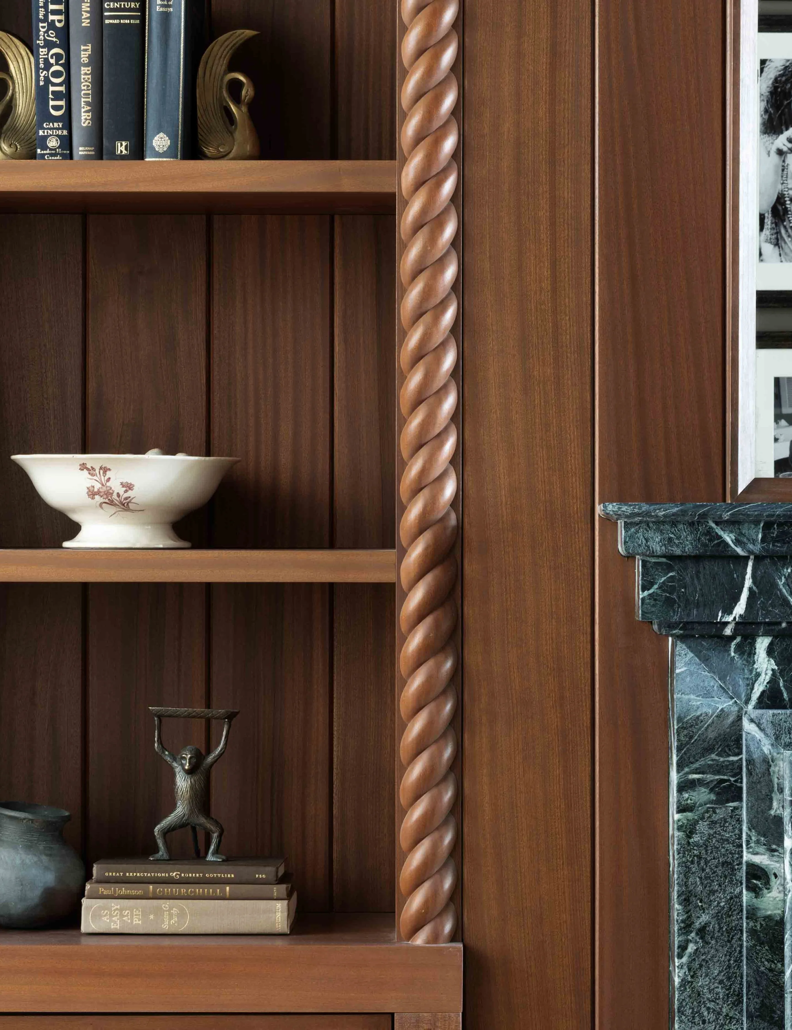 Stueværelses væghylde med varmt spiralformet træmølleværk og diverse antikke genstande' loading='lazy' title=