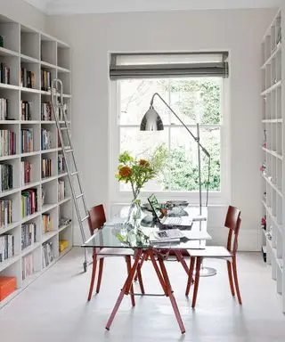 Ganz weißes Licht, helles und luftiges Büro, Arbeitszimmer und Bibliothek, Schiebefenster, Tisch/Schreibtisch mit Glasplatte, verchromte Designer-Arbeitsplatzlampe