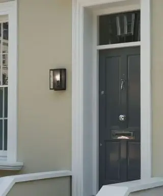 puerta de entrada moderna gris con aplique contemporáneo