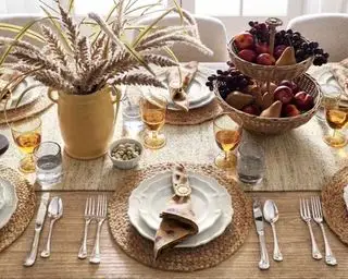 Scena del tavolo del Ringraziamento di Pottery Barn