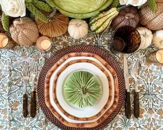 Idee per l'arredamento del Ringraziamento, tavolo decorato con stoviglie verdi, decorazioni e zucche