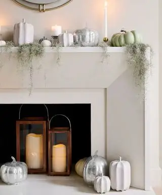 Decorazione di finta zucca attorno al camino