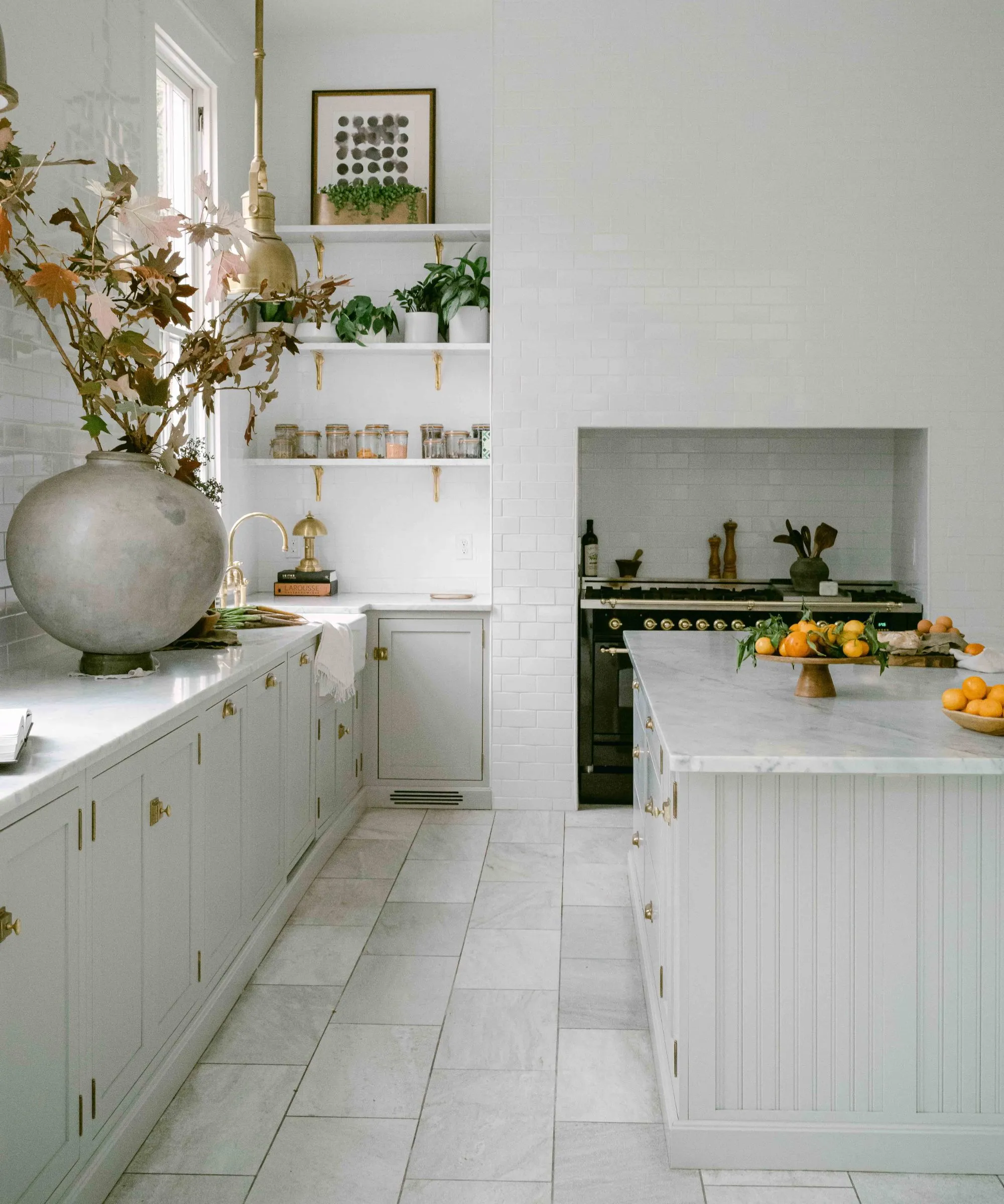 Cocina de Greige con baldosas de metro' loading='lazy' title=