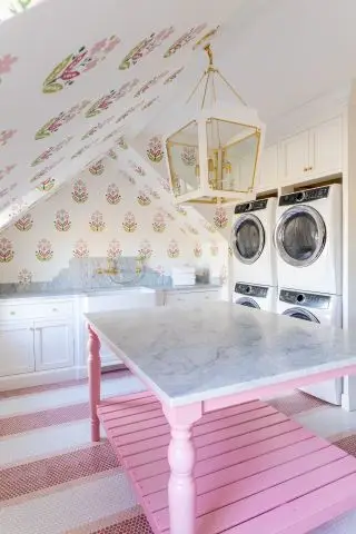 lavanderia con bancone in marmo e accenti rosa