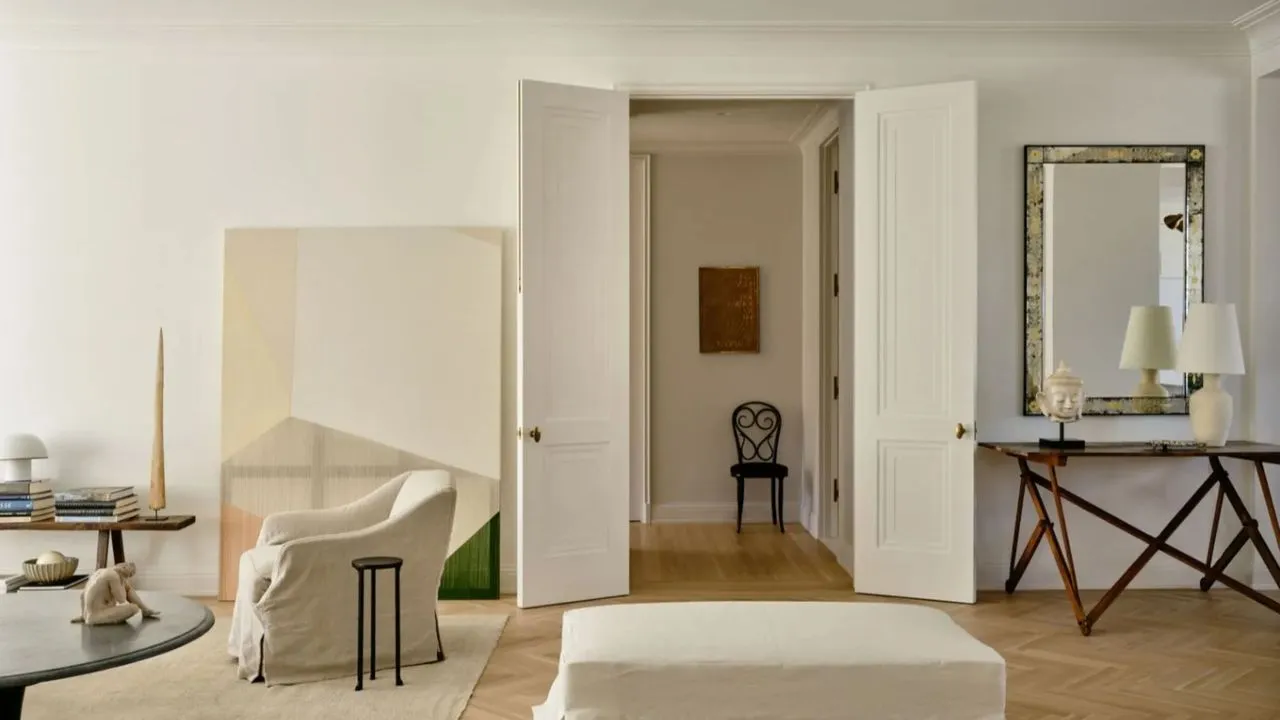 New York City stue som demonstrerer prinsippet om negativ plass i interiørdesign ved hjelp av teknikker som litt for små kunstverk og gjennomtenkte hull mellom store møbler' loading='lazy' title=